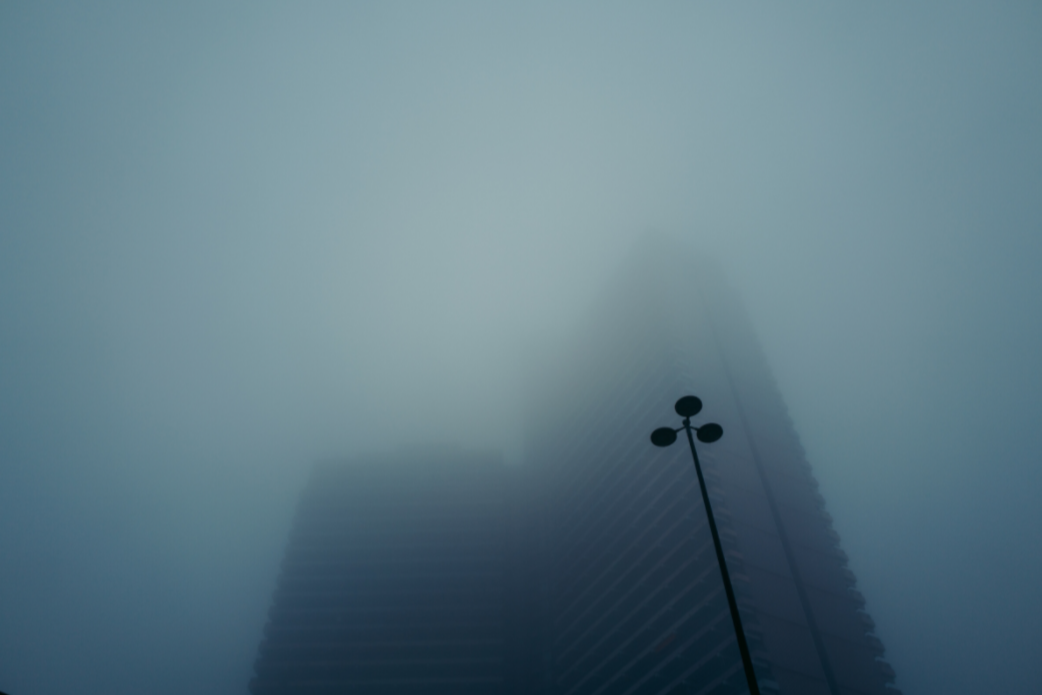 Hochhaus im Nebel I