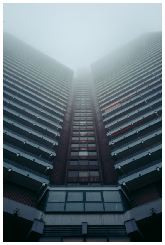 Hochhaus im Nebel II